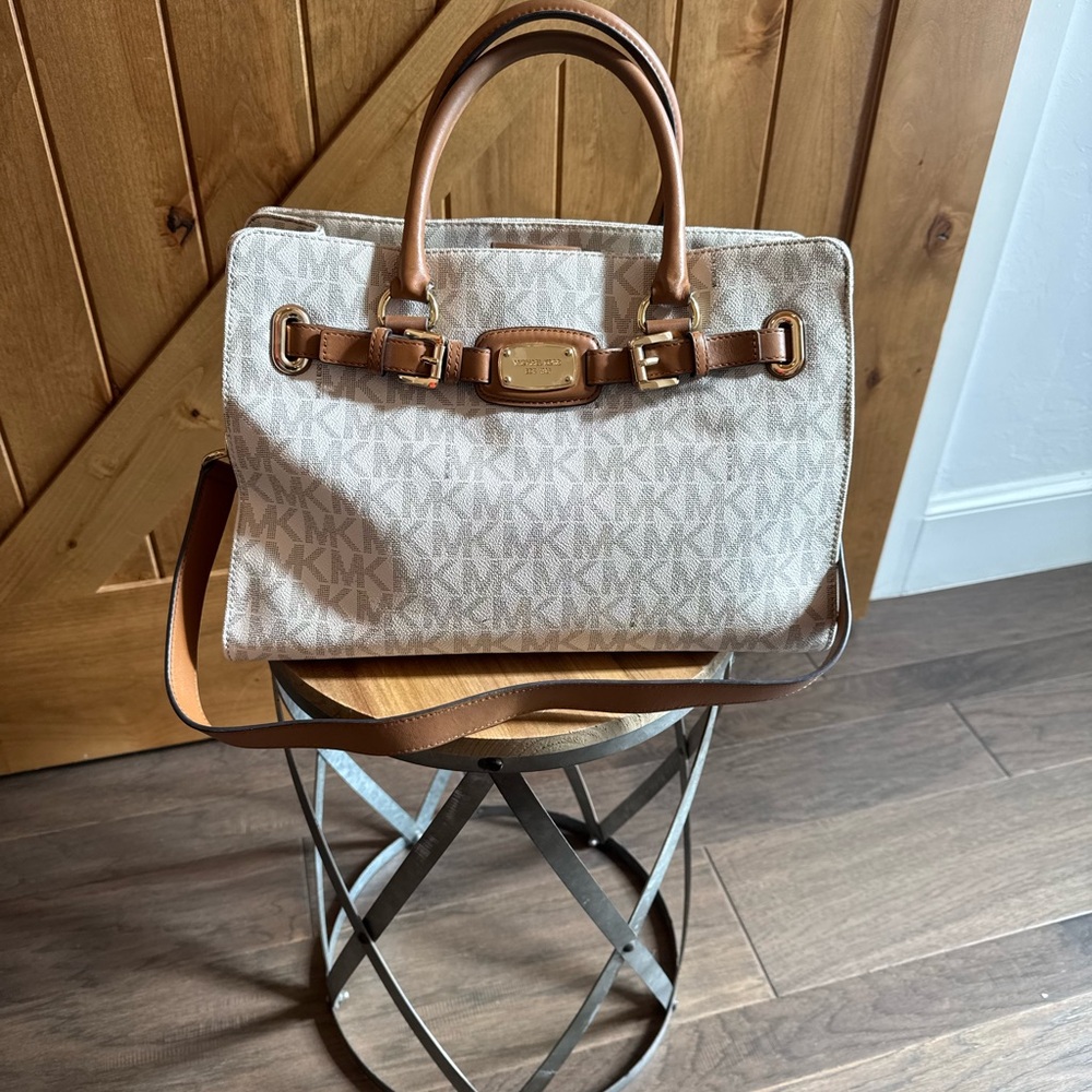 Beige tan, Micheal Kors, medium size with a center pocket and multiple pockets